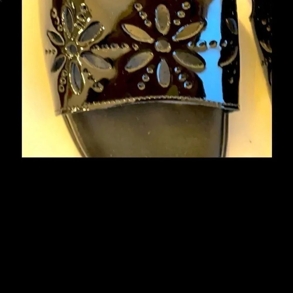 SAS SUNBURST BLACK PATENT CUT OUT SANDALS.… - Picture 4 of 7